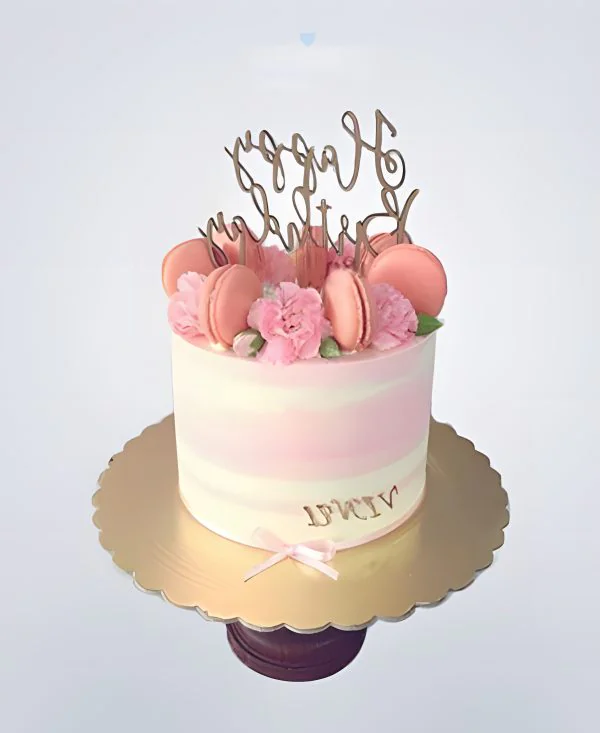 Недорогой торт на юбилей с цветами и надписью Фото