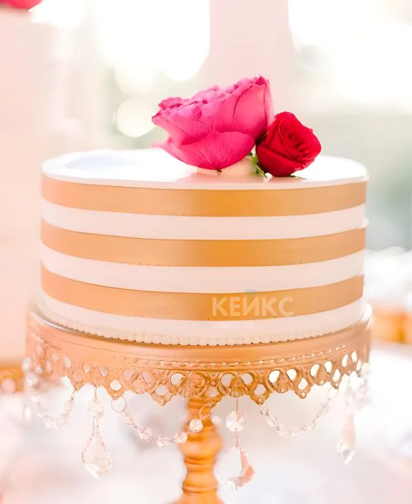 Недорогой торт на юбилей с золотыми полосами и розами Фото