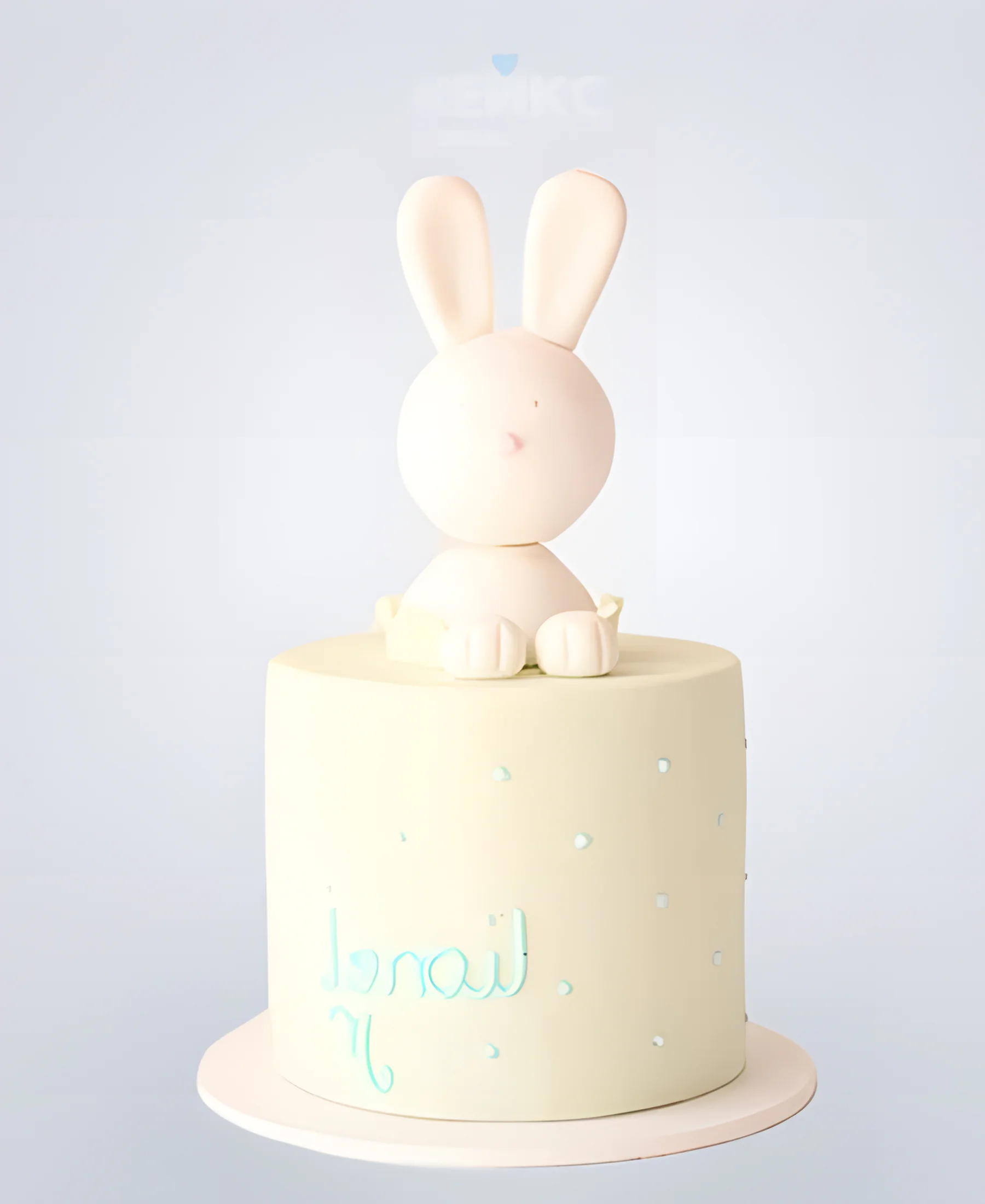 Нежный торт в горошек с зайчиком Фото