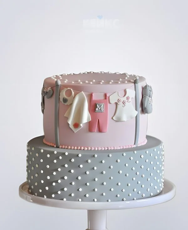 Розовый торт с ползунками и распашонками Розовый торт с ползунками и распашонками Фото