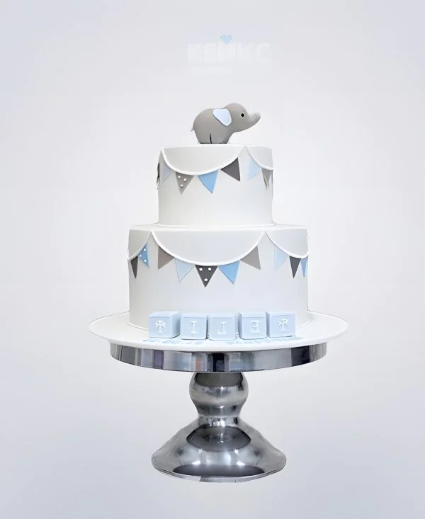 Двухъярусный торт со слоненком, кубиками и флажками Двухъярусный торт со слоненком, кубиками и флажками Фото