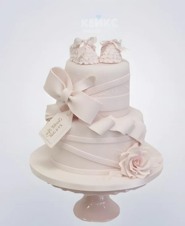 Розовый торт на выписку малыша Фото