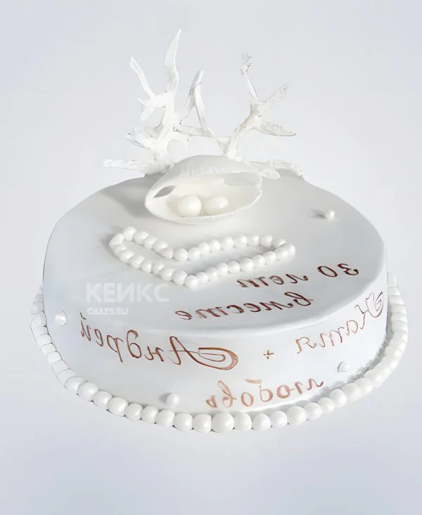 Белый торт на жемчужную годовщину родителей Фото