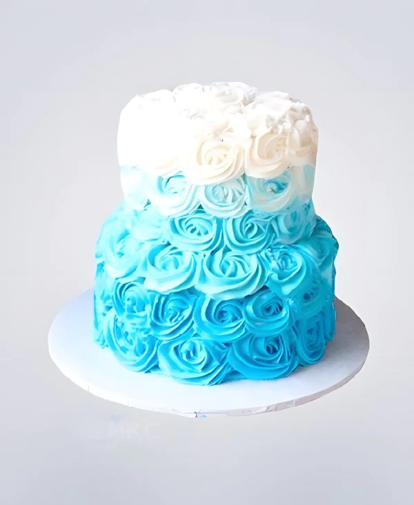 Торт омбре с белыми и голубыми кремовыми цветами Торт омбре с белыми и голубыми кремовыми цветами Фото