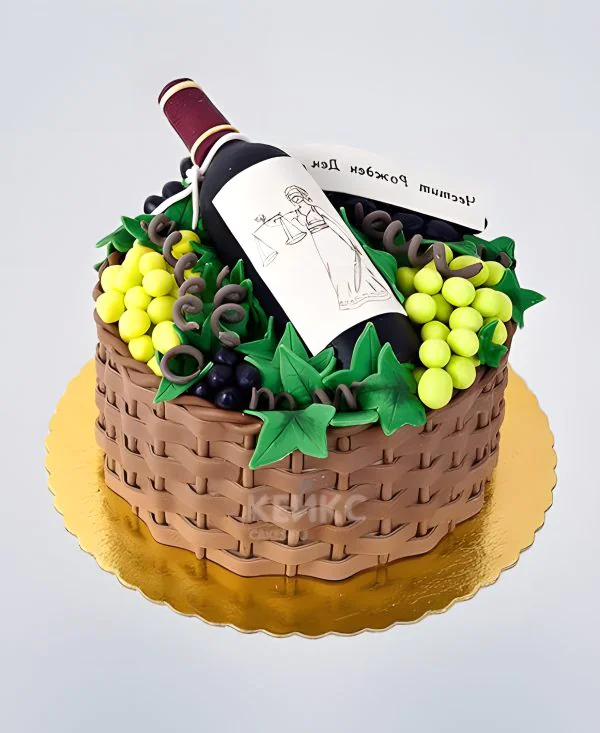 Красивый торт в виде корзины с виноградом и вином Красивый торт в виде корзины с виноградом и вином Фото