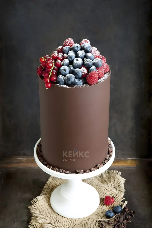 Минималистичный шоколадный торт с ягодами Минималистичный шоколадный торт с ягодами Фото