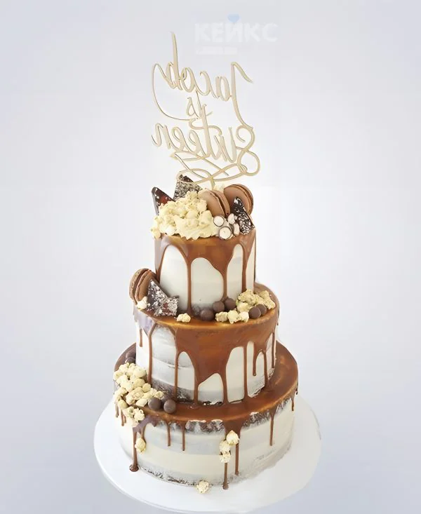 Именинный торт с глазурью и сладостями Именинный торт с глазурью и сладостями Фото