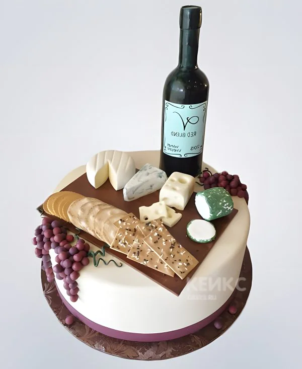 Белый торт с сырной нарезкой и бутылкой вина Белый торт с сырной нарезкой и бутылкой вина Фото