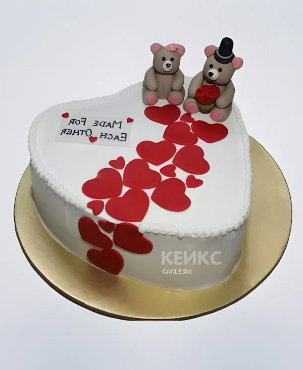 Белый торт с красными сердцами и мишками Белый торт с красными сердцами и мишками Фото