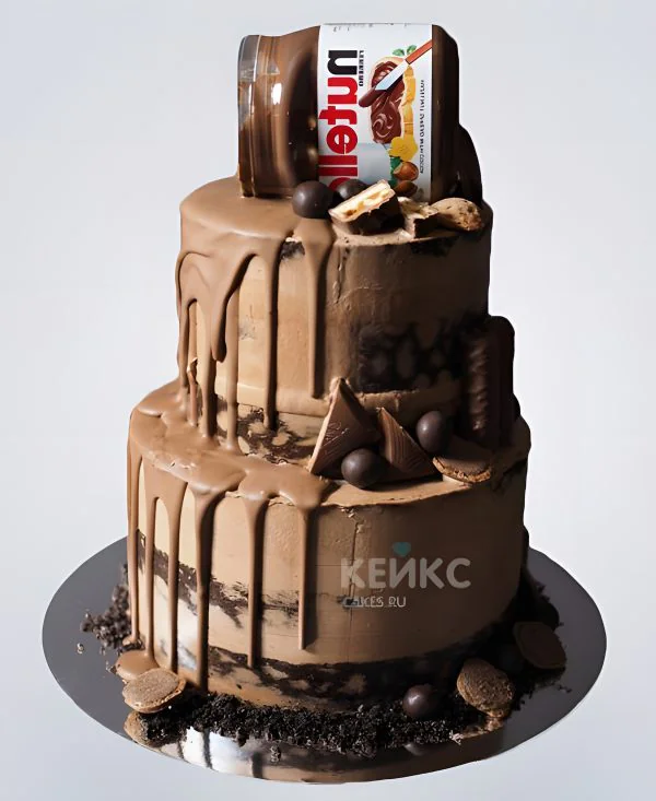 Шоколадный торт сладостями и банкой Нутеллы Шоколадный торт сладостями и банкой Нутеллы Фото