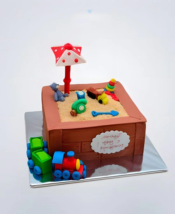Торт песочница с игрушками и паровозиком Фото