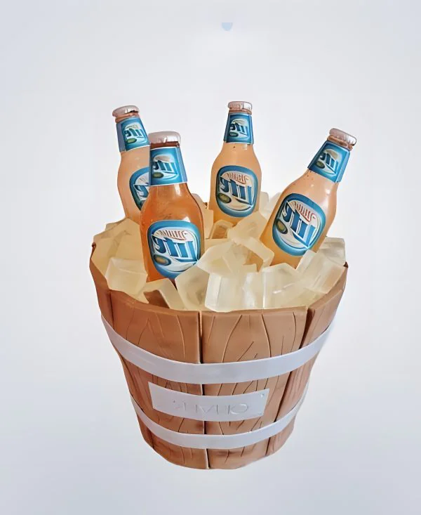 Торт в виде бутылок с пивом в ведре Торт в виде бутылок с пивом в ведре Фото