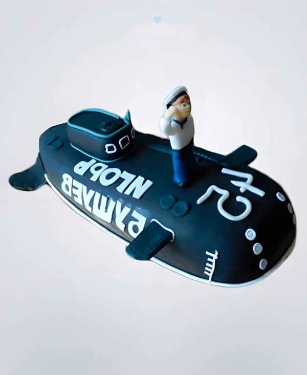 Торт в виде черной подводной лодки с надписью и матросом Торт в виде черной подводной лодки с надписью и матросом Фото