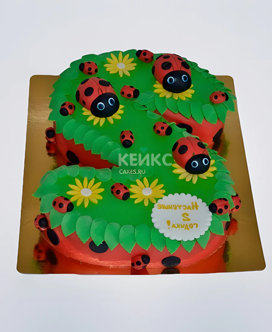 Яркий торт с божьими коровками на лужайке Яркий торт с божьими коровками на лужайке Фото