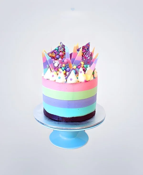 Разноцветный торт радуга со сладостями Фото