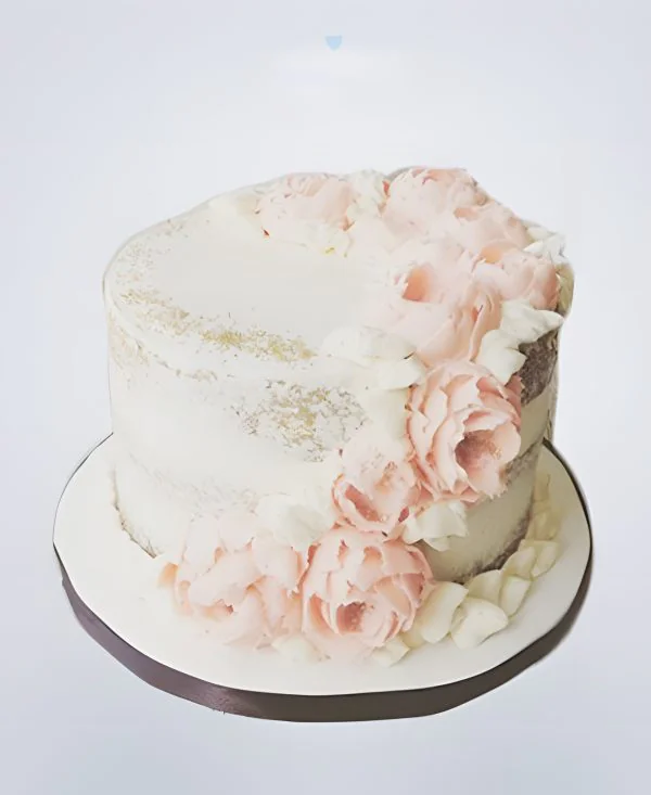 Торт с розовыми и белыми цветами Фото
