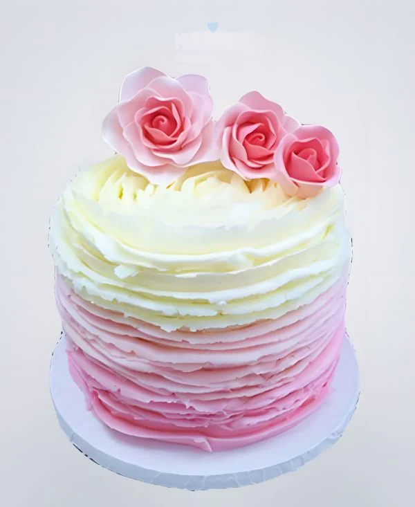 Розовый торт с рюшами и цветами из мастики Розовый торт с рюшами и цветами из мастики Фото