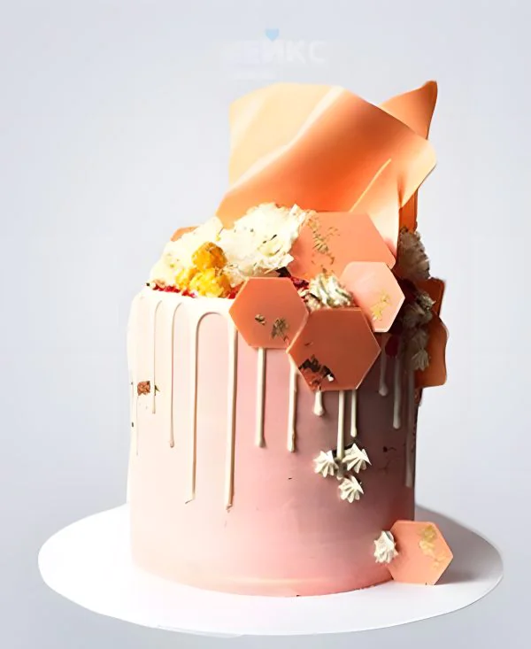 Розовый торт с подтеками и цветами Фото