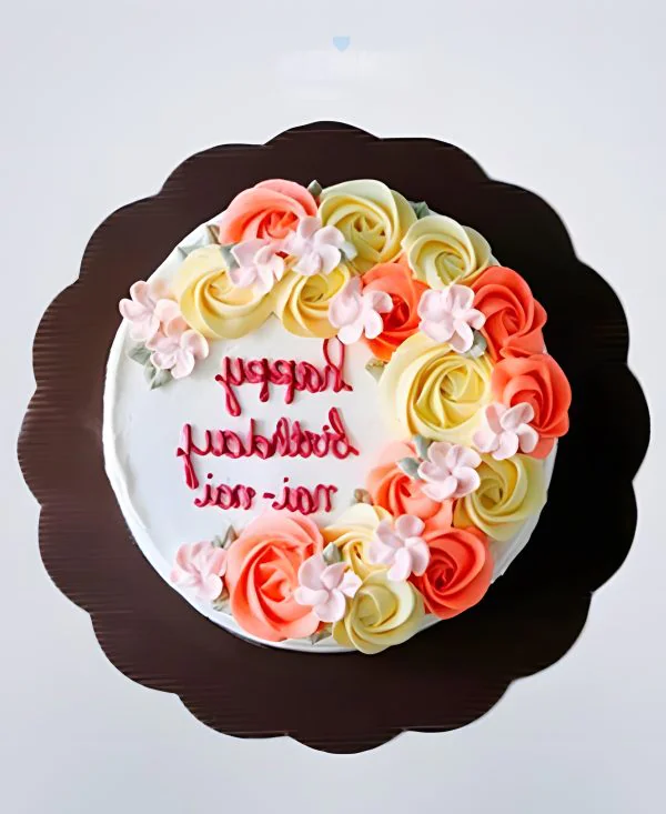 Торт с кремовыми цветами и надписью Торт с кремовыми цветами и надписью Фото