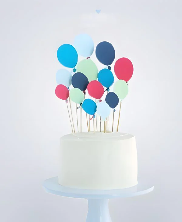 Белый торт с разноцветными воздушными шариками из мастики Белый торт с разноцветными воздушными шариками из мастики Фото