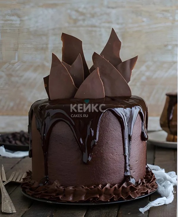 Торт украшенный кусками шоколада Торт украшенный кусками шоколада Фото
