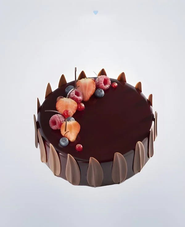 Шоколадный зеркальный торт украшенный лепестками и ягодами Шоколадный зеркальный торт украшенный лепестками и ягодами Фото