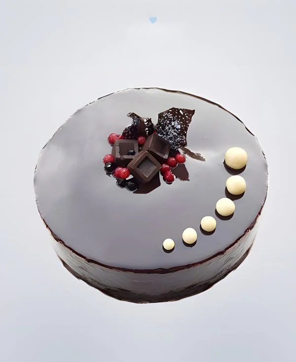 Шоколадный зеркальный торт с ягодами Шоколадный зеркальный торт с ягодами Фото