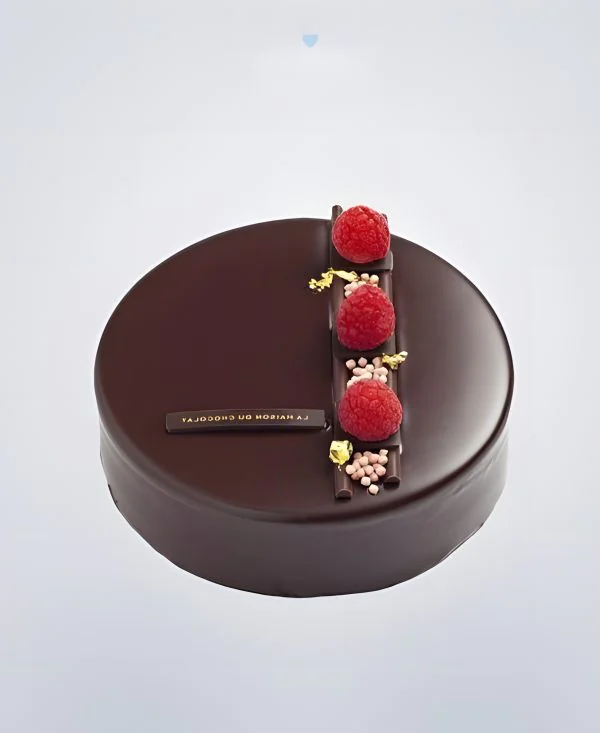 Коричневый зеркальный торт с малиной Коричневый зеркальный торт с малиной Фото