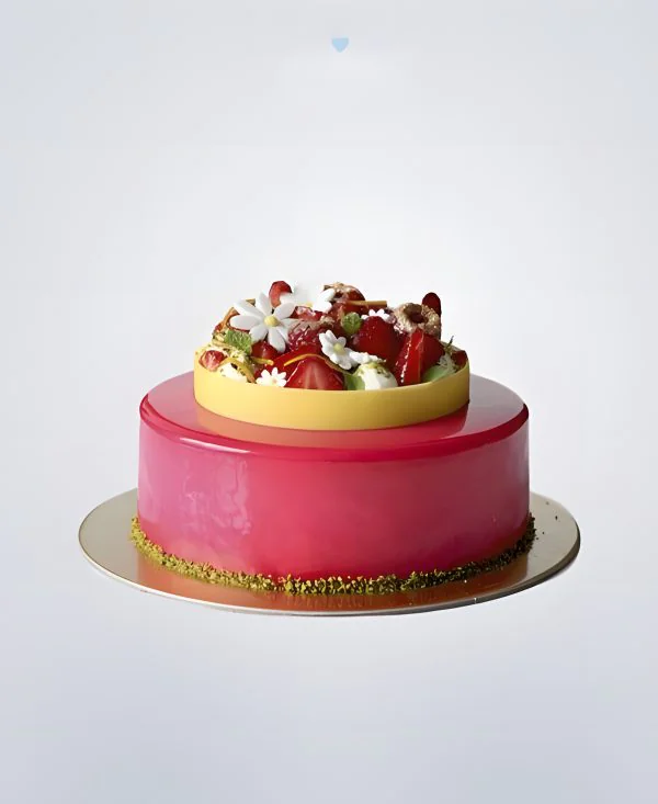 Розовый зеркальный торт с цветами и ягодами Розовый зеркальный торт с цветами и ягодами Фото