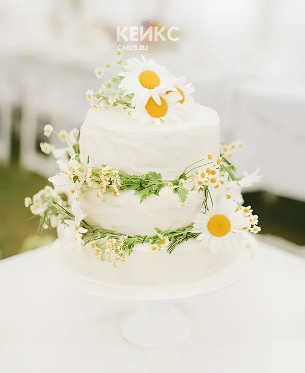 Торт с живыми полевыми цветами Фото