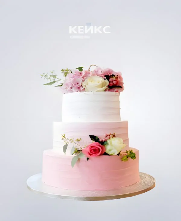 Нежно-розовый торт омбре с цветами Фото