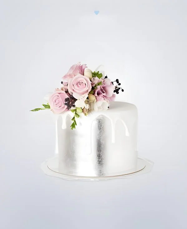 Торт серебристого цвета с живыми цветами Торт серебристого цвета с живыми цветами Фото