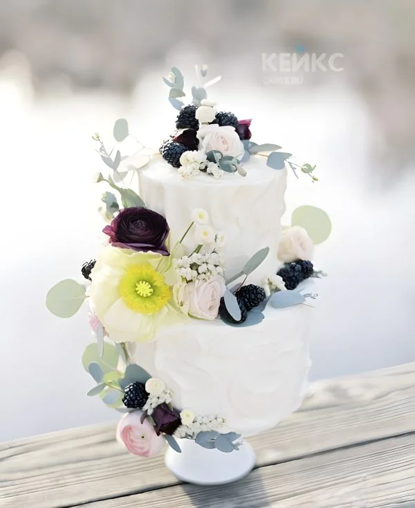 Торт двухъярусный украшенный цветами Фото