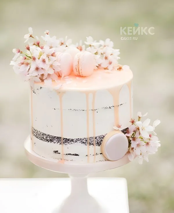 Торт украшенный нежными цветами Торт украшенный нежными цветами Фото