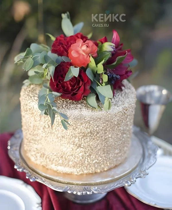 Торт с красными живыми цветами Торт с красными живыми цветами Фото
