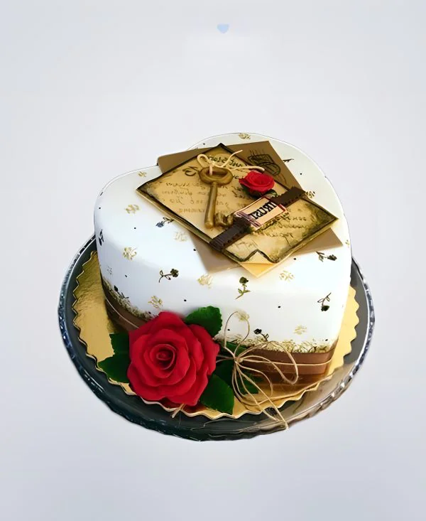 Торт в форме сердца с ключом и красной розой Торт в форме сердца с ключом и красной розой Фото