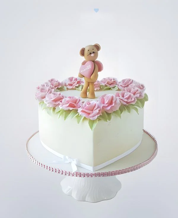 Очаровательный торт в форме сердца с медвежонком Очаровательный торт в форме сердца с медвежонком Фото