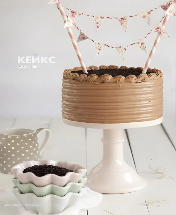Красивый торт коричневого цвета Фото
