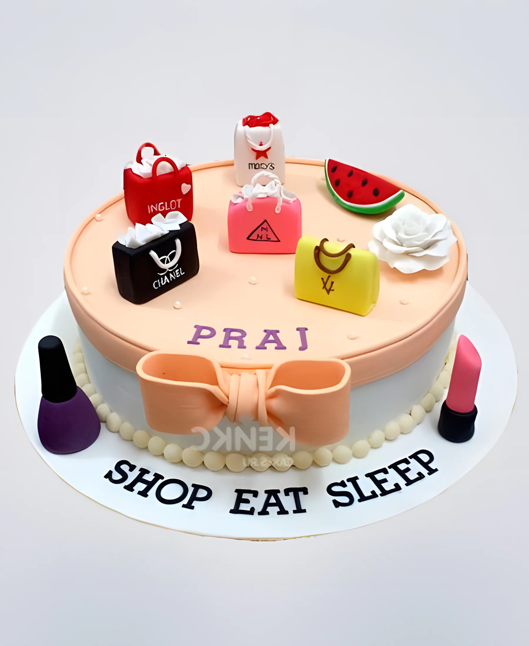 Персиковый торт с фирменными пакетами и помадой Фото