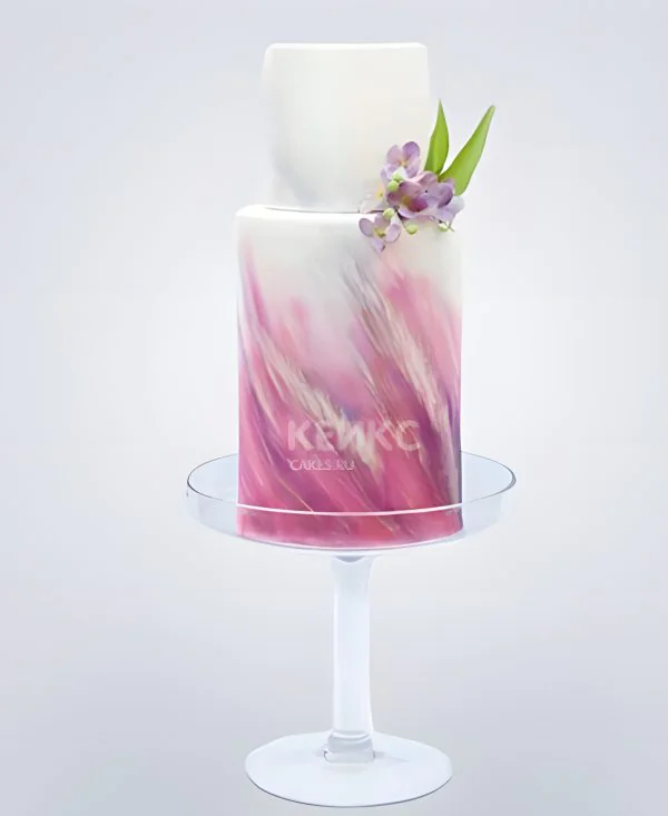 Бело-сиреневый торт с цветами Фото