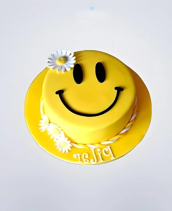 Торт в виде смайлика с ромашками Торт в виде смайлика с ромашками Фото