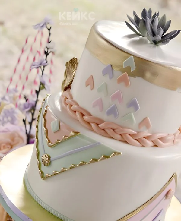 Свадебный торт в стиле бохо с орнаментом и персиковой косой Свадебный торт в стиле бохо с орнаментом и персиковой косой Фото