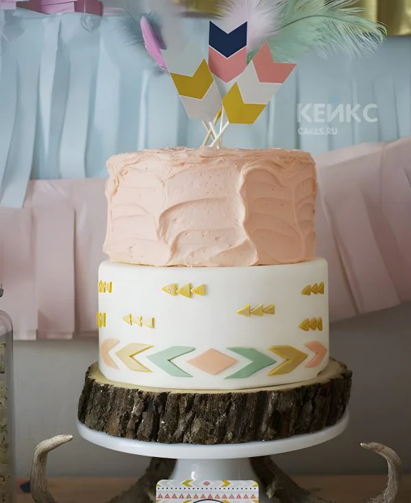 Бело-персиковый свадебный торт в стиле бохо с перьями Бело-персиковый свадебный торт в стиле бохо с перьями Фото