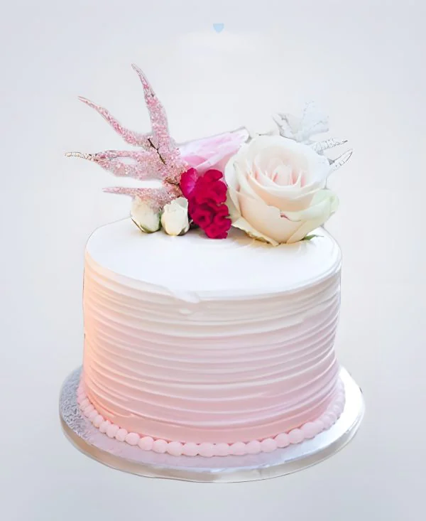 Торт омбре в нежно-розовом цвете с цветами Торт омбре в нежно-розовом цвете с цветами Фото