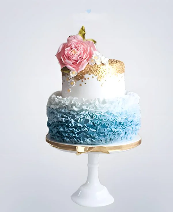 Красивый бело-голубой торт омбре с цветком Фото