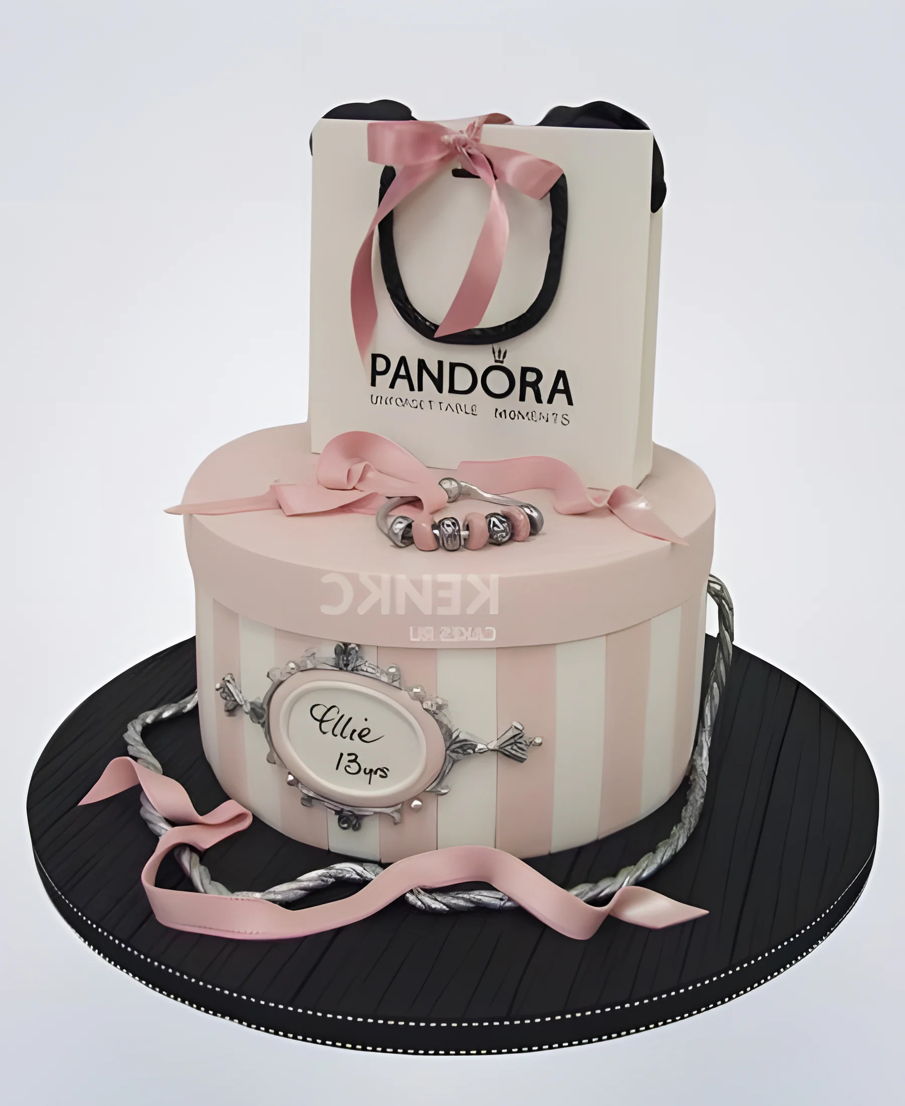 Торт полосатая коробка с пакетом Pandora Фото