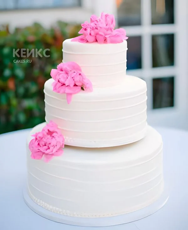 Недорогой свадебный торт с розовыми цветами Фото