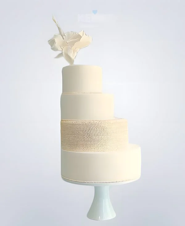 Необычный белый свадебный торт Фото