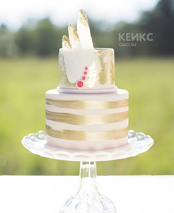 Свадебный торт в стиле бохо золотисто-белый Свадебный торт в стиле бохо золотисто-белый Фото