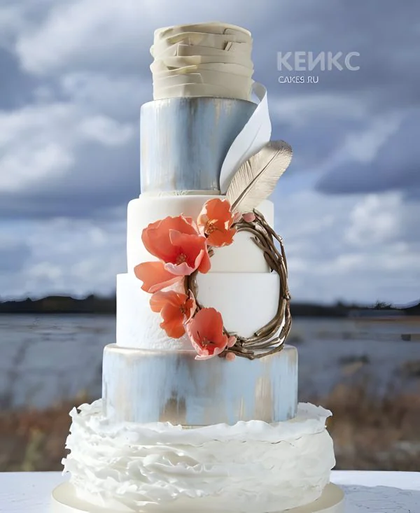 Свадебный торт в стиле бохо с венком и перьями Свадебный торт в стиле бохо с венком и перьями Фото